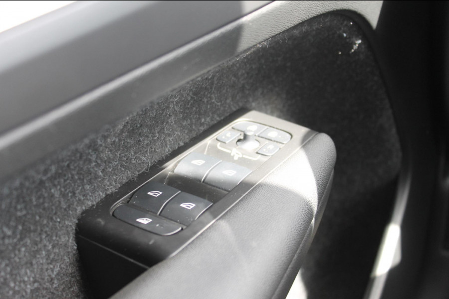 Volvo XC40 T5 262PK Automaat Recharge Business Pro Blis / Panoramisch schuif-kaneldak / Adaptieve Cruise Control / Parkeersensoren voor en achter met parkeercamera /Cross traffic alert