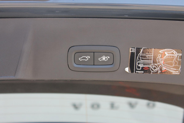Volvo XC40 T5 262PK Automaat Recharge Business Pro Blis / Panoramisch schuif-kaneldak / Adaptieve Cruise Control / Parkeersensoren voor en achter met parkeercamera /Cross traffic alert
