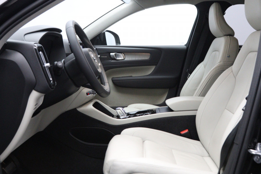 Volvo XC40 2.0 B3 164 PK Plus Dark, 4-Cilinder, Harman/Kardon, Leder, Trekhaak, Memory, Camera