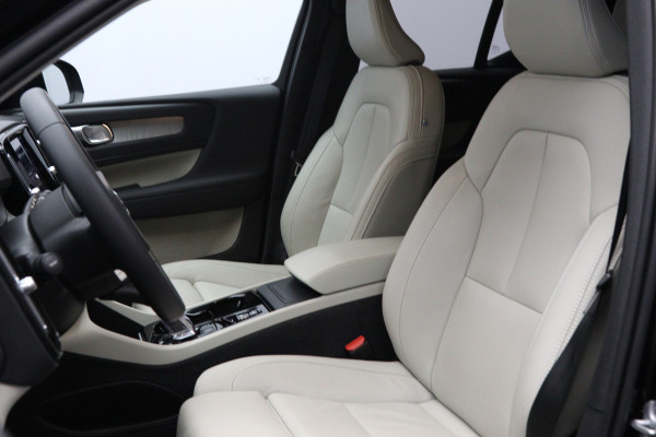 Volvo XC40 2.0 B3 164 PK Plus Dark, 4-Cilinder, Harman/Kardon, Leder, Trekhaak, Memory, Camera