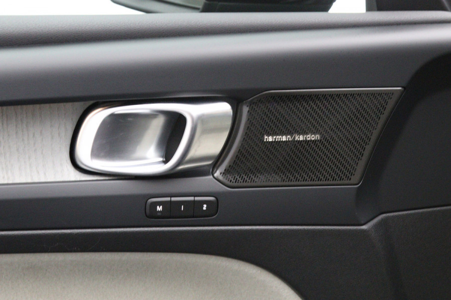 Volvo XC40 2.0 B3 164 PK Plus Dark, 4-Cilinder, Harman/Kardon, Leder, Trekhaak, Memory, Camera