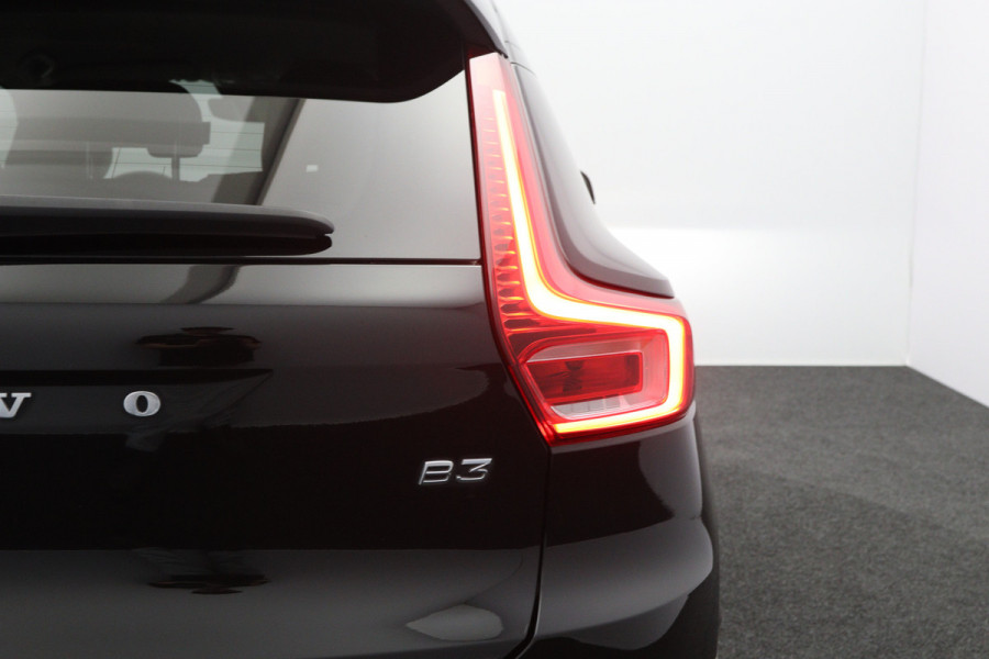 Volvo XC40 2.0 B3 164 PK Plus Dark, 4-Cilinder, Harman/Kardon, Leder, Trekhaak, Memory, Camera