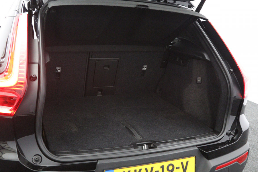 Volvo XC40 2.0 B3 164 PK Plus Dark, 4-Cilinder, Harman/Kardon, Leder, Trekhaak, Memory, Camera
