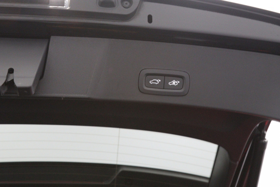 Volvo XC40 2.0 B3 164 PK Plus Dark, 4-Cilinder, Harman/Kardon, Leder, Trekhaak, Memory, Camera