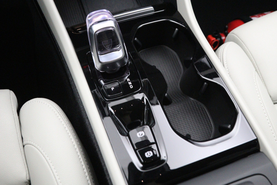 Volvo XC40 2.0 B3 164 PK Plus Dark, 4-Cilinder, Harman/Kardon, Leder, Trekhaak, Memory, Camera
