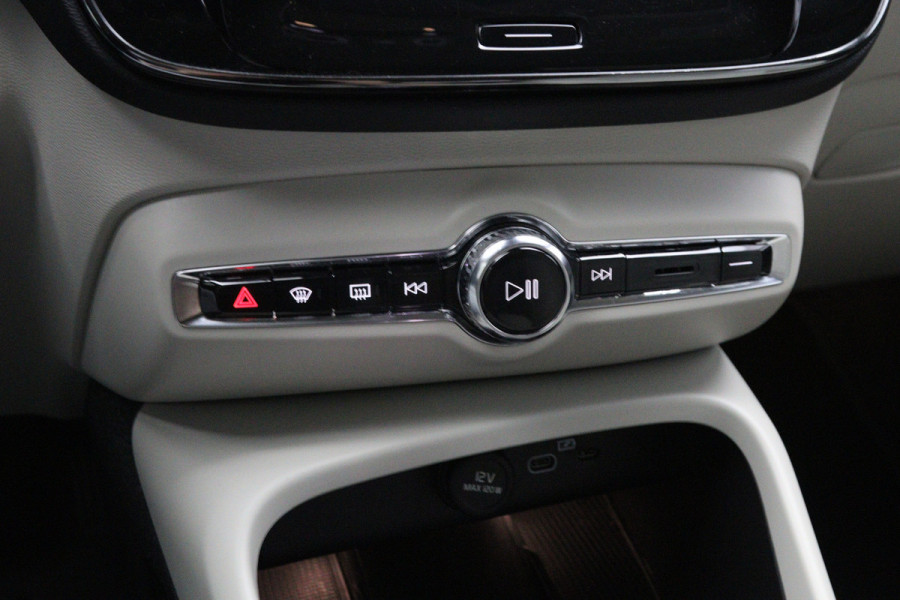 Volvo XC40 2.0 B3 164 PK Plus Dark, 4-Cilinder, Harman/Kardon, Leder, Trekhaak, Memory, Camera