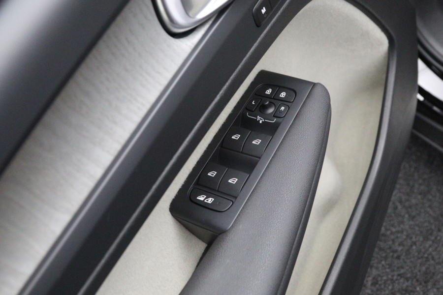 Volvo XC40 2.0 B3 164 PK Plus Dark, 4-Cilinder, Harman/Kardon, Leder, Trekhaak, Memory, Camera