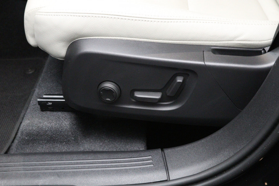 Volvo XC40 2.0 B3 164 PK Plus Dark, 4-Cilinder, Harman/Kardon, Leder, Trekhaak, Memory, Camera