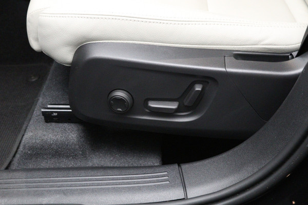 Volvo XC40 2.0 B3 164 PK Plus Dark, 4-Cilinder, Harman/Kardon, Leder, Trekhaak, Memory, Camera