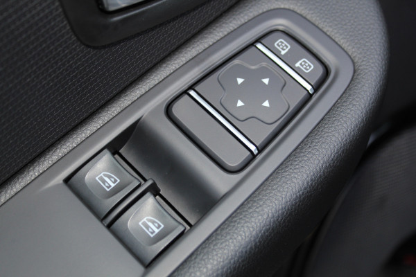 Renault Clio Estate 0.9-90pk TCe Zen. Nette en praktische Renault Clio Estate voor nog jaren comfortabel rijplezier. Airco, cruise control, navigatie, telefoonvoorb., trekhaak, elektr. ramen, centr. vergr. etc.
