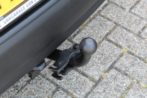 Renault Clio Estate 0.9-90pk TCe Zen. Nette en praktische Renault Clio Estate voor nog jaren comfortabel rijplezier. Airco, cruise control, navigatie, telefoonvoorb., trekhaak, elektr. ramen, centr. vergr. etc.