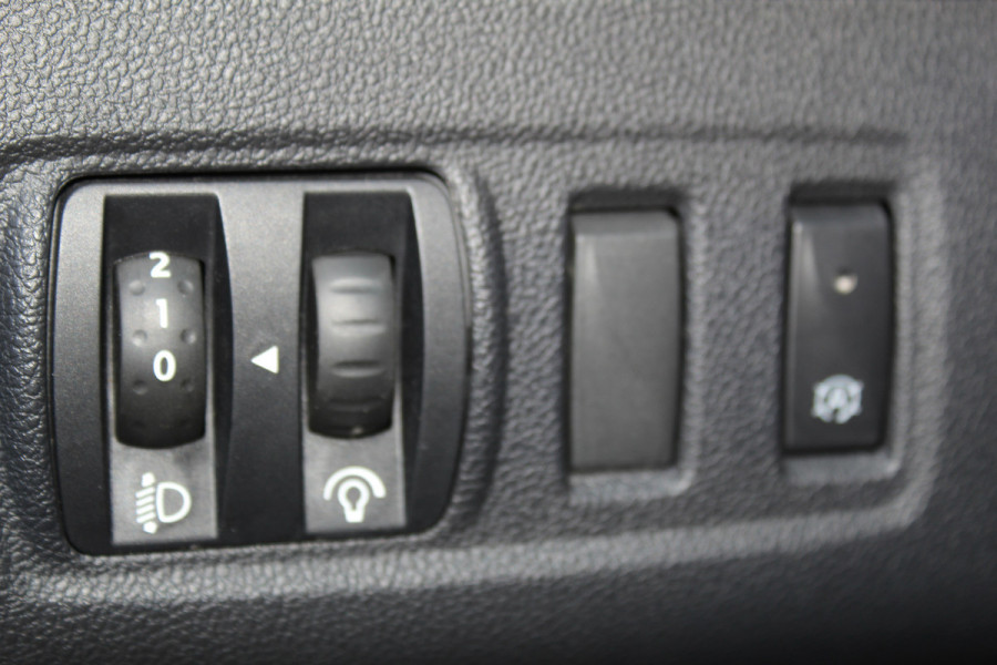 Renault Clio Estate 0.9-90pk TCe Zen. Nette en praktische Renault Clio Estate voor nog jaren comfortabel rijplezier. Airco, cruise control, navigatie, telefoonvoorb., trekhaak, elektr. ramen, centr. vergr. etc.