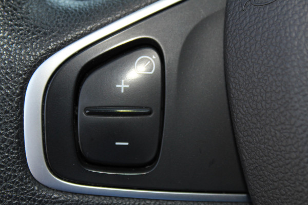 Renault Clio Estate 0.9-90pk TCe Zen. Nette en praktische Renault Clio Estate voor nog jaren comfortabel rijplezier. Airco, cruise control, navigatie, telefoonvoorb., trekhaak, elektr. ramen, centr. vergr. etc.
