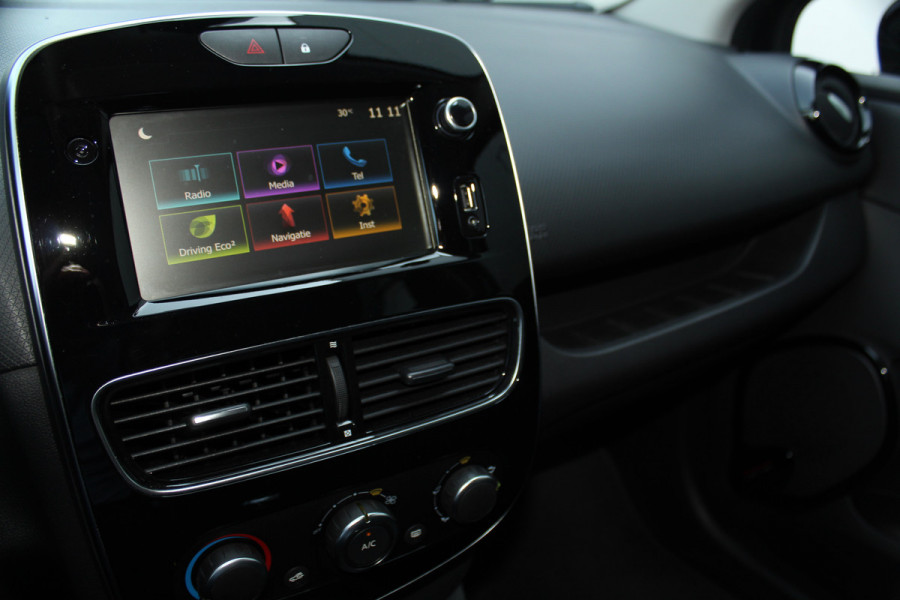 Renault Clio Estate 0.9-90pk TCe Zen. Nette en praktische Renault Clio Estate voor nog jaren comfortabel rijplezier. Airco, cruise control, navigatie, telefoonvoorb., trekhaak, elektr. ramen, centr. vergr. etc.