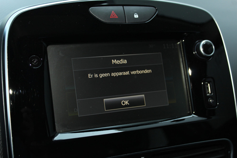Renault Clio Estate 0.9-90pk TCe Zen. Nette en praktische Renault Clio Estate voor nog jaren comfortabel rijplezier. Airco, cruise control, navigatie, telefoonvoorb., trekhaak, elektr. ramen, centr. vergr. etc.