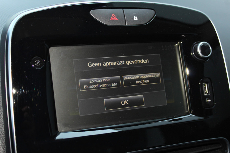 Renault Clio Estate 0.9-90pk TCe Zen. Nette en praktische Renault Clio Estate voor nog jaren comfortabel rijplezier. Airco, cruise control, navigatie, telefoonvoorb., trekhaak, elektr. ramen, centr. vergr. etc.