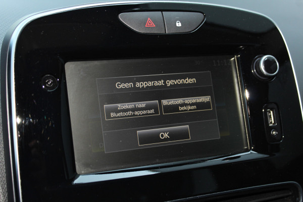 Renault Clio Estate 0.9-90pk TCe Zen. Nette en praktische Renault Clio Estate voor nog jaren comfortabel rijplezier. Airco, cruise control, navigatie, telefoonvoorb., trekhaak, elektr. ramen, centr. vergr. etc.