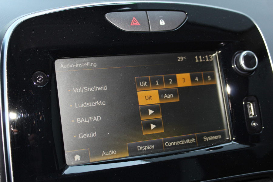 Renault Clio Estate 0.9-90pk TCe Zen. Nette en praktische Renault Clio Estate voor nog jaren comfortabel rijplezier. Airco, cruise control, navigatie, telefoonvoorb., trekhaak, elektr. ramen, centr. vergr. etc.
