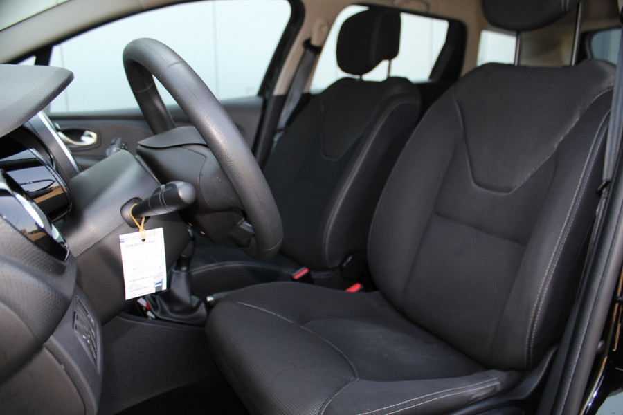 Renault Clio Estate 0.9-90pk TCe Zen. Nette en praktische Renault Clio Estate voor nog jaren comfortabel rijplezier. Airco, cruise control, navigatie, telefoonvoorb., trekhaak, elektr. ramen, centr. vergr. etc.