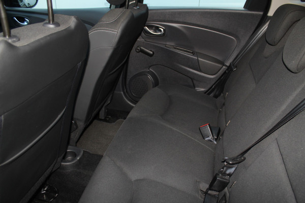 Renault Clio Estate 0.9-90pk TCe Zen. Nette en praktische Renault Clio Estate voor nog jaren comfortabel rijplezier. Airco, cruise control, navigatie, telefoonvoorb., trekhaak, elektr. ramen, centr. vergr. etc.