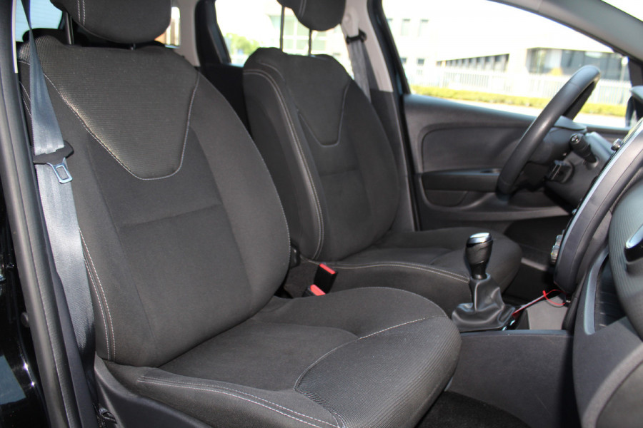 Renault Clio Estate 0.9-90pk TCe Zen. Nette en praktische Renault Clio Estate voor nog jaren comfortabel rijplezier. Airco, cruise control, navigatie, telefoonvoorb., trekhaak, elektr. ramen, centr. vergr. etc.
