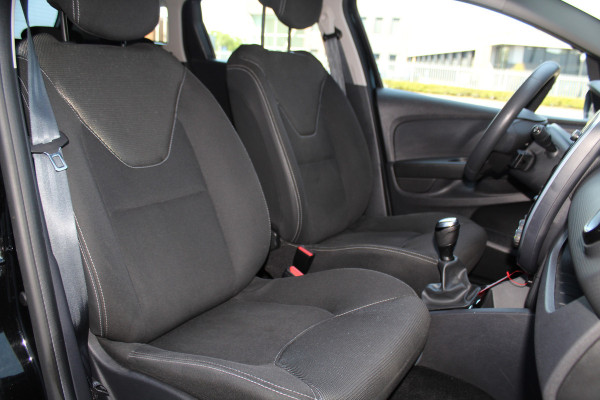 Renault Clio Estate 0.9-90pk TCe Zen. Nette en praktische Renault Clio Estate voor nog jaren comfortabel rijplezier. Airco, cruise control, navigatie, telefoonvoorb., trekhaak, elektr. ramen, centr. vergr. etc.