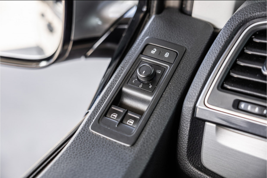 Volkswagen Transporter 2.0 TDI L2H1 DC Highline | Schuifdak | ACC | Bi-Xenon | Camera | Stoelverwarming | Navigatie | Alcantara bekleding | Trekhaak | L+R Schuifdeur | 20'' Sport velgen | Orig. NL Auto | NAP Logisch | Nieuwe APK