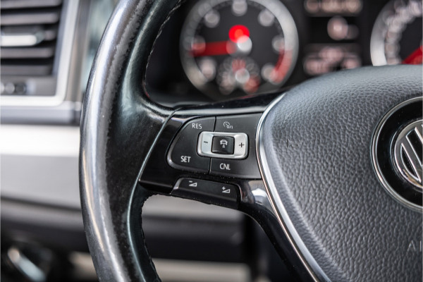 Volkswagen Transporter 2.0 TDI L2H1 DC Highline | Schuifdak | ACC | Bi-Xenon | Camera | Stoelverwarming | Navigatie | Alcantara bekleding | Trekhaak | L+R Schuifdeur | 20'' Sport velgen | Orig. NL Auto | NAP Logisch | Nieuwe APK
