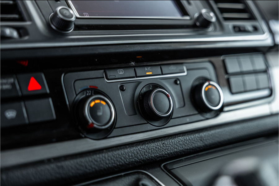 Volkswagen Transporter 2.0 TDI L2H1 DC Highline | Schuifdak | ACC | Bi-Xenon | Camera | Stoelverwarming | Navigatie | Alcantara bekleding | Trekhaak | L+R Schuifdeur | 20'' Sport velgen | Orig. NL Auto | NAP Logisch | Nieuwe APK
