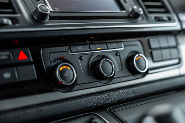 Volkswagen Transporter 2.0 TDI L2H1 DC Highline | Schuifdak | ACC | Bi-Xenon | Camera | Stoelverwarming | Navigatie | Alcantara bekleding | Trekhaak | L+R Schuifdeur | 20'' Sport velgen | Orig. NL Auto | NAP Logisch | Nieuwe APK