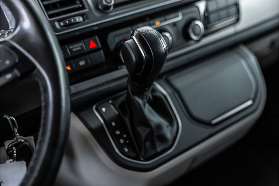Volkswagen Transporter 2.0 TDI L2H1 DC Highline | Schuifdak | ACC | Bi-Xenon | Camera | Stoelverwarming | Navigatie | Alcantara bekleding | Trekhaak | L+R Schuifdeur | 20'' Sport velgen | Orig. NL Auto | NAP Logisch | Nieuwe APK