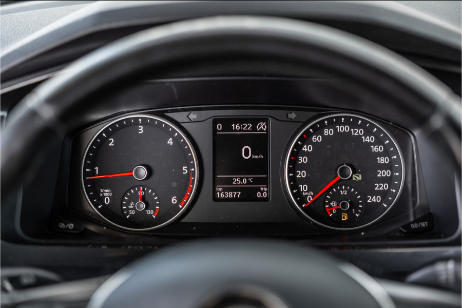 Volkswagen Transporter 2.0 TDI L2H1 DC Highline | Schuifdak | ACC | Bi-Xenon | Camera | Stoelverwarming | Navigatie | Alcantara bekleding | Trekhaak | L+R Schuifdeur | 20'' Sport velgen | Orig. NL Auto | NAP Logisch | Nieuwe APK