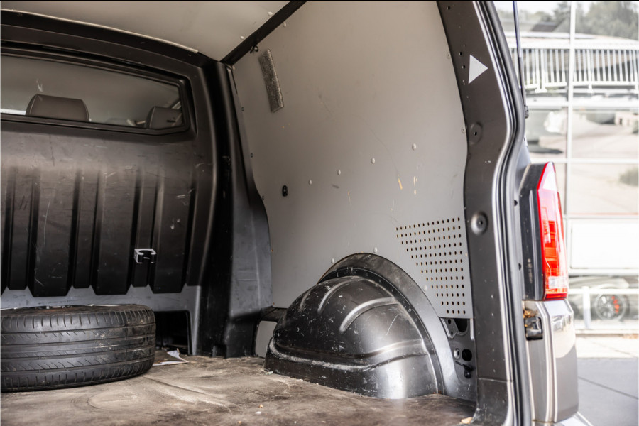 Volkswagen Transporter 2.0 TDI L2H1 DC Highline | Schuifdak | ACC | Bi-Xenon | Camera | Stoelverwarming | Navigatie | Alcantara bekleding | Trekhaak | L+R Schuifdeur | 20'' Sport velgen | Orig. NL Auto | NAP Logisch | Nieuwe APK