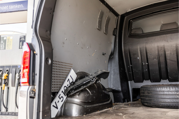 Volkswagen Transporter 2.0 TDI L2H1 DC Highline | Schuifdak | ACC | Bi-Xenon | Camera | Stoelverwarming | Navigatie | Alcantara bekleding | Trekhaak | L+R Schuifdeur | 20'' Sport velgen | Orig. NL Auto | NAP Logisch | Nieuwe APK