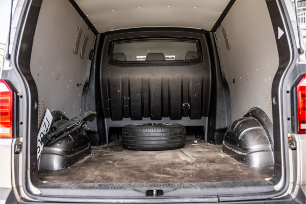 Volkswagen Transporter 2.0 TDI L2H1 DC Highline | Schuifdak | ACC | Bi-Xenon | Camera | Stoelverwarming | Navigatie | Alcantara bekleding | Trekhaak | L+R Schuifdeur | 20'' Sport velgen | Orig. NL Auto | NAP Logisch | Nieuwe APK
