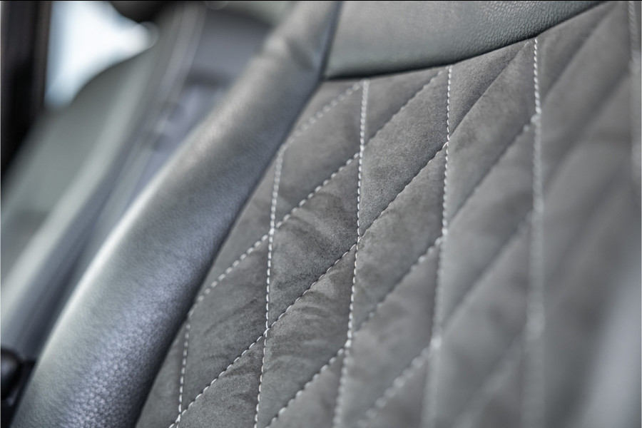 Volkswagen Transporter 2.0 TDI L2H1 DC Highline | Schuifdak | ACC | Bi-Xenon | Camera | Stoelverwarming | Navigatie | Alcantara bekleding | Trekhaak | L+R Schuifdeur | 20'' Sport velgen | Orig. NL Auto | NAP Logisch | Nieuwe APK