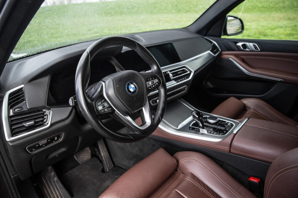 BMW X5 xDrive45e High Executive CARPLAY / CAMERA / DEALER ONDERHOUDEN / BRUIN LEER / STOELVERWARMING / TREKHAAK