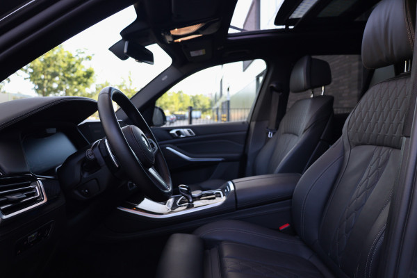 BMW X5 xDrive45e High Executive | BTW | M-SPORT | HUD | 4WIELSTUURING | SKYLOUNGE | CABRON | 22'' | ACC | DEALER ONDH | 360 |