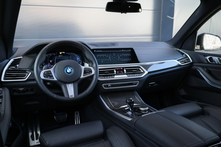 BMW X5 xDrive45e High Executive | BTW | M-SPORT | HUD | 4WIELSTUURING | SKYLOUNGE | CABRON | 22'' | ACC | DEALER ONDH | 360 |