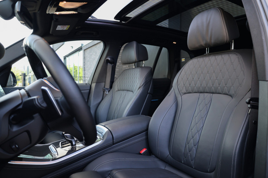 BMW X5 xDrive45e High Executive | BTW | M-SPORT | HUD | 4WIELSTUURING | SKYLOUNGE | CABRON | 22'' | ACC | DEALER ONDH | 360 |