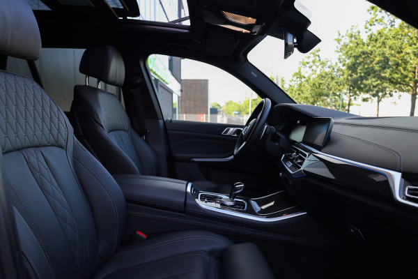 BMW X5 xDrive45e High Executive | BTW | M-SPORT | HUD | 4WIELSTUURING | SKYLOUNGE | CABRON | 22'' | ACC | DEALER ONDH | 360 |