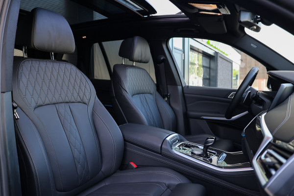 BMW X5 xDrive45e High Executive | BTW | M-SPORT | HUD | 4WIELSTUURING | SKYLOUNGE | CABRON | 22'' | ACC | DEALER ONDH | 360 |