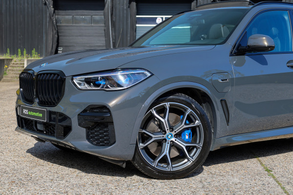 BMW X5 xDrive45e High Executive | BTW | M-SPORT | HUD | 4WIELSTUURING | SKYLOUNGE | CABRON | 22'' | ACC | DEALER ONDH | 360 |