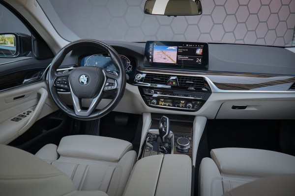 BMW 5 Serie Touring 530e Business Edition Plus ADAPTIVE | MEMORY | STOELVERWARMING VOOR + ACHTER | PANORAMADAK | CARPLAY | LASERLIGHTS | HEAD UP | TREKHAAK |