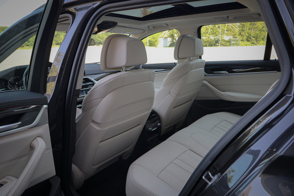 BMW 5 Serie Touring 530e Business Edition Plus ADAPTIVE | MEMORY | STOELVERWARMING VOOR + ACHTER | PANORAMADAK | CARPLAY | LASERLIGHTS | HEAD UP | TREKHAAK |