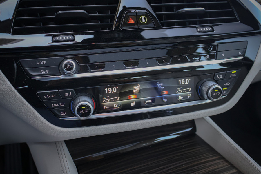 BMW 5 Serie Touring 530e Business Edition Plus ADAPTIVE | MEMORY | STOELVERWARMING VOOR + ACHTER | PANORAMADAK | CARPLAY | LASERLIGHTS | HEAD UP | TREKHAAK |
