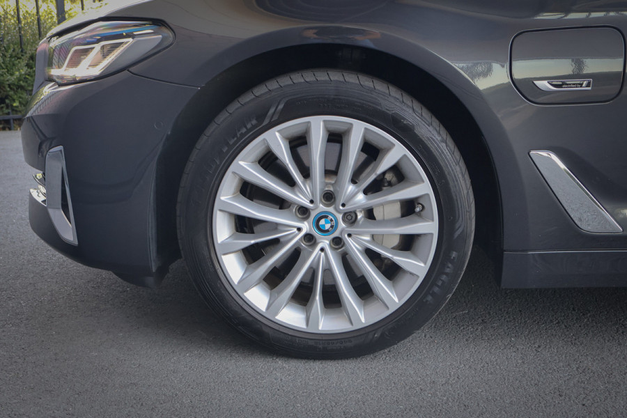 BMW 5 Serie Touring 530e Business Edition Plus ADAPTIVE | MEMORY | STOELVERWARMING VOOR + ACHTER | PANORAMADAK | CARPLAY | LASERLIGHTS | HEAD UP | TREKHAAK |