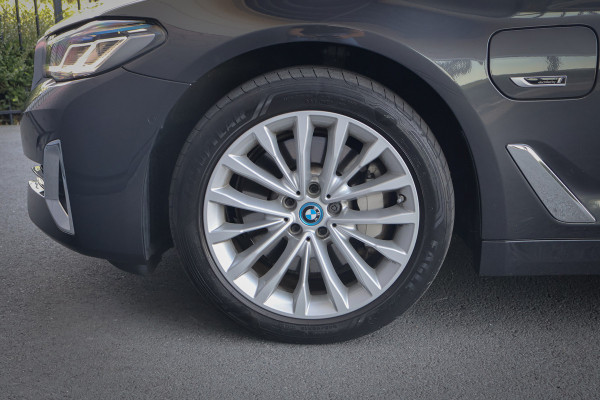 BMW 5 Serie Touring 530e Business Edition Plus ADAPTIVE | MEMORY | STOELVERWARMING VOOR + ACHTER | PANORAMADAK | CARPLAY | LASERLIGHTS | HEAD UP | TREKHAAK |