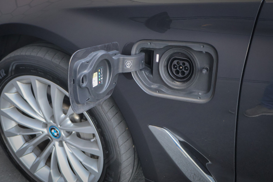 BMW 5 Serie Touring 530e Business Edition Plus ADAPTIVE | MEMORY | STOELVERWARMING VOOR + ACHTER | PANORAMADAK | CARPLAY | LASERLIGHTS | HEAD UP | TREKHAAK |