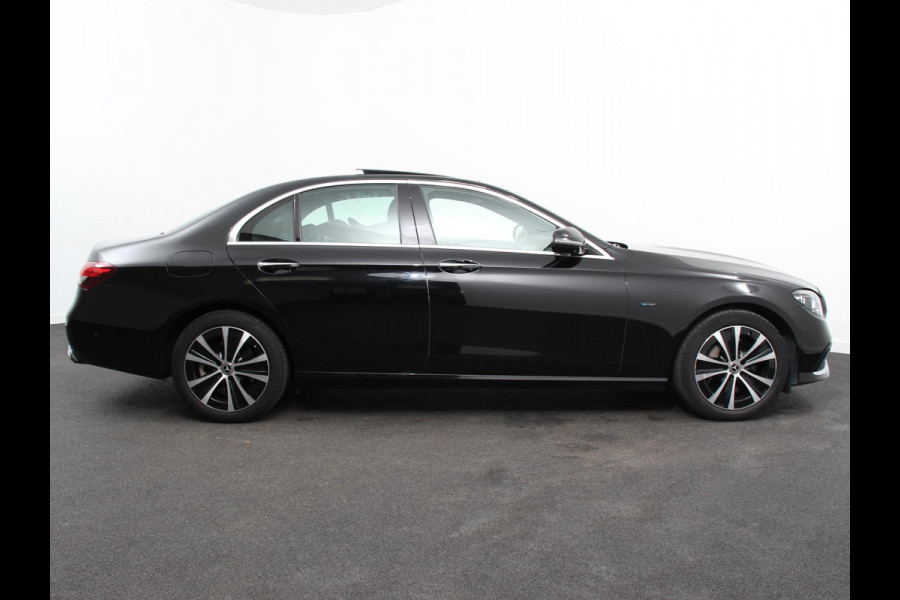 Mercedes-Benz E-Klasse 300e Avantgarde Premium Plus PHEV Automaat Panorama dak Climate control Adaptieve cruise control Parkeersensoren Camera  Verwarmde voorstoelen Keyless Lcihtmetalen velgen Led Burmester